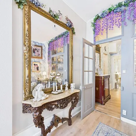 Bridgerton Chronicle Apartment *